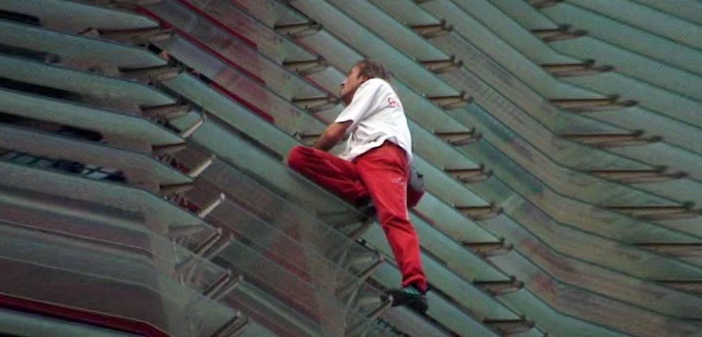 Alain Robert escala la Torre Agbar Barcelona